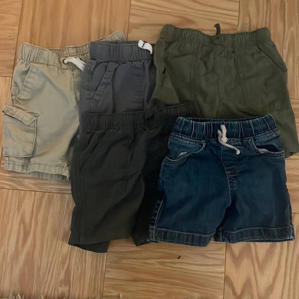 5 pairs of 2T shorts in excellent condition